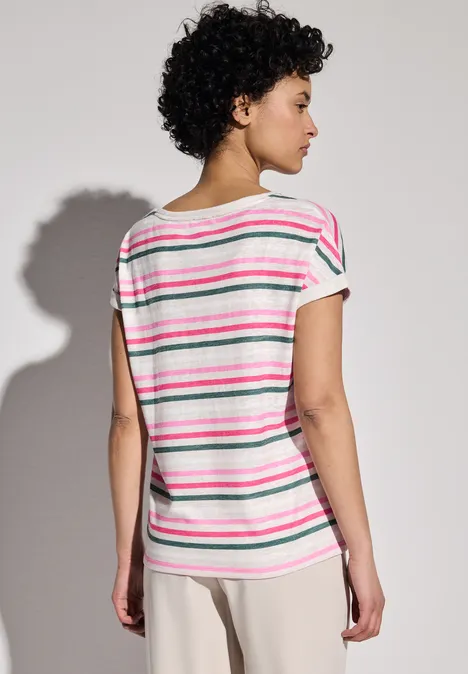 Frau mit lockigem Haar trägt gestreiftes T-Shirt in Rosa, Grün und Weiß, Rückenansicht.